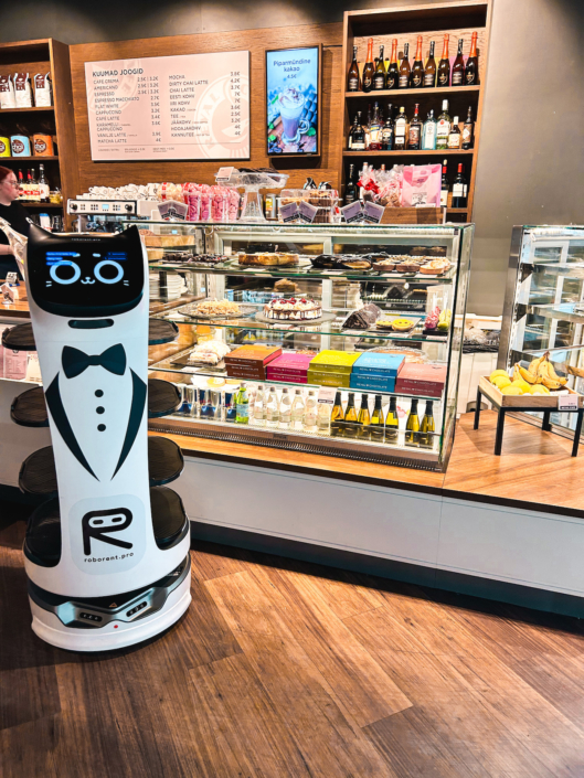 Robot ettekandja Bellabot Reval Cafe-s