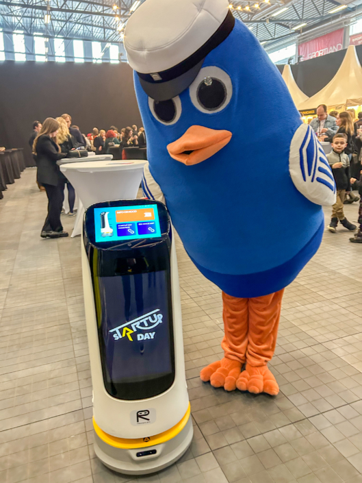 Robot Kettybot kohtub STARTUp Day-l Tartu Ülikooli linnuga