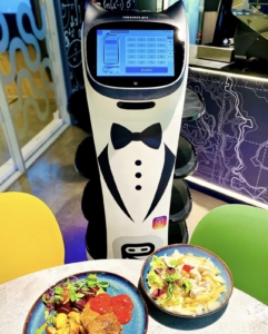 BellaBot teenindusrobot restoranis toitu serveerimas