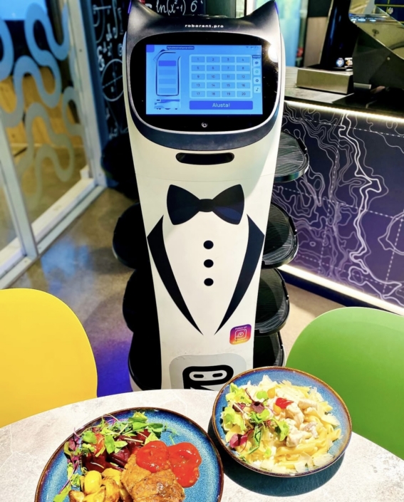 Robot ettekandja Bellabot restoranis Newton