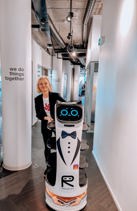 Robot Bellabot ettevõtte Conscise sünnipäeva peol