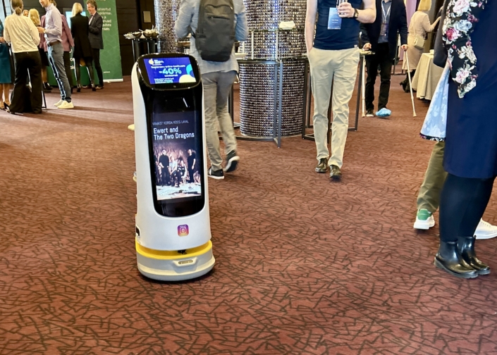 Robot Kettybot Keskastmejuhtide konverentsil, mida korraldas Delfi ja Eesti Konverentsikeskus