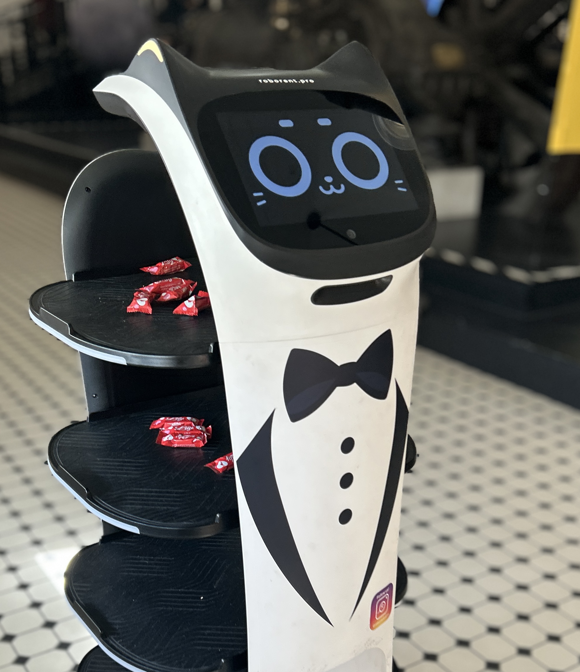 Robot Äripäeva konverentsil Teeninduse maasikad Robot KettyBot teenindab külalisi Äripäeva teeninduse konverentsil Teeninduse maasikad, Filmimuuseumis