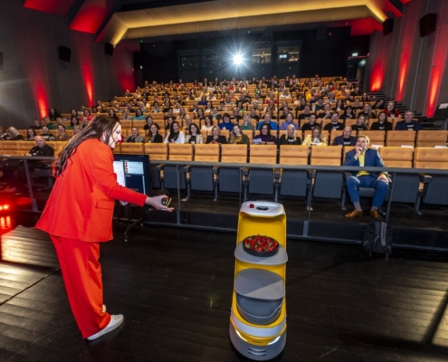 Robot-Kettybot Äripäeva konverentsil