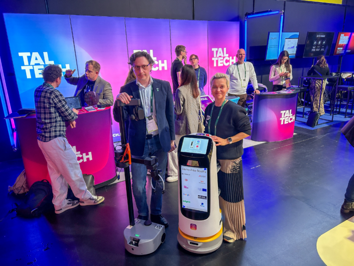 Robot Kettybot tehnoloogiakonverentsil Latitude59, koos Taltechi IT osakonna meeskonna ja Taltech robotkäega.