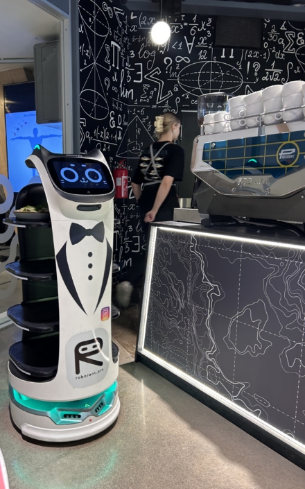 Robot Bellabot Newton kohvikus, Tartus, Ahhaa keskuses