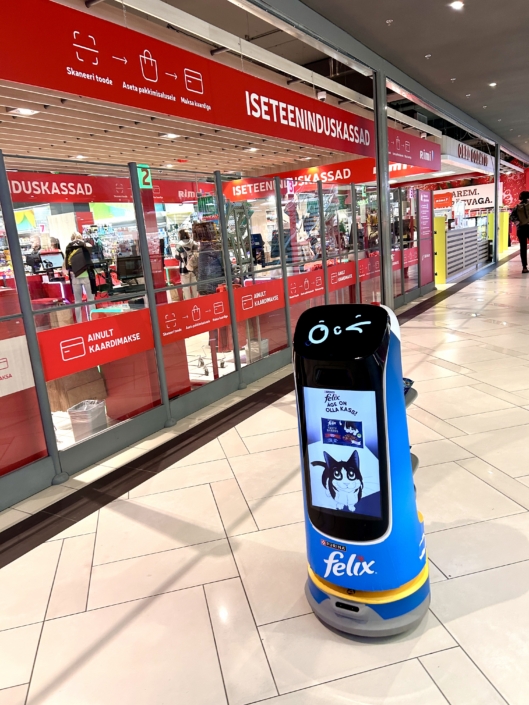 Sõbralik robot KettyBot jagab FELIX kassimaiuseid Ülemiste Keskuse külastajatele