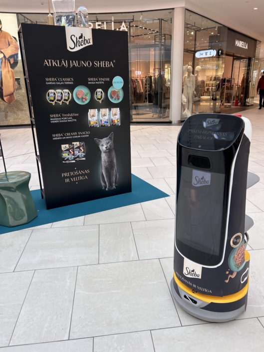 Tooteesitleja robot KettyBot jagab Riia Spice keskuses SHEBA kassimaiuseid ostlejatele, pilkupüüdev ja uudne tooteesitlus.