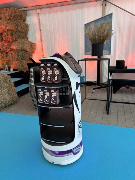 Robot Bellabot pakub YOOK tehase avamisel kaerapiima külaliste kohvi peale, nutikas ja meeldejääv tervitus.