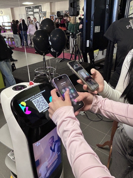 Kettybot robot noorteüritustel, Tartu VOCO avatud uste päeval Kettybot robot Tartu VOCO avatud uste päeval tervitamas külastajaid ja jagamas infot.