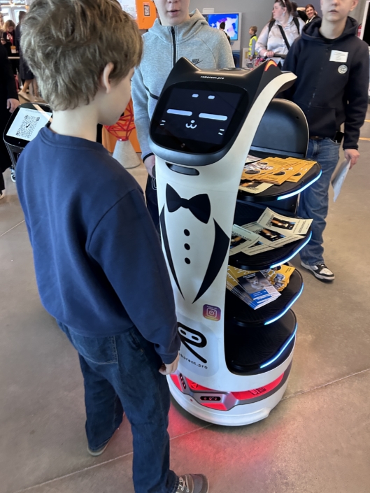 BellaBot robot õpilaste teadusfestivalil BellaBot robot õpilaste teadusfestivalil tutvustamas robootikat ja tehnoloogiat.