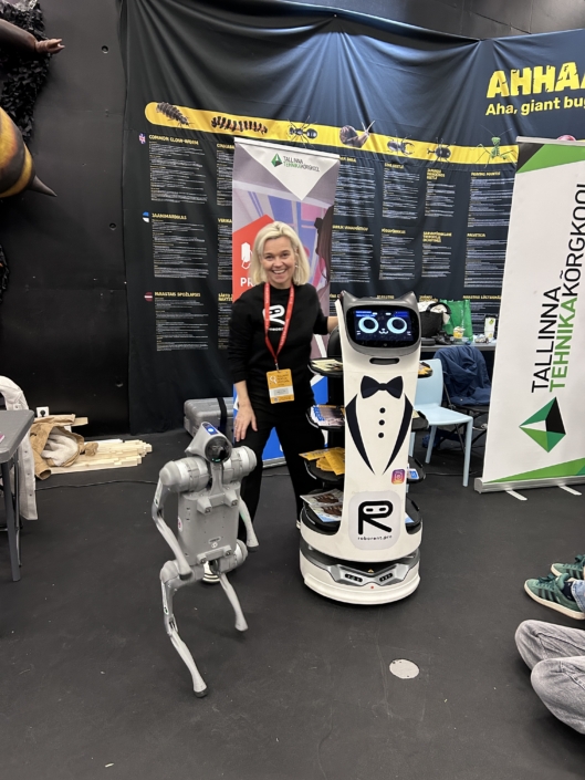 BellaBot robot Õpilaste teadusfestivalil BellaBot robot teadusfestivalil tutvustamas robootikat ja tehnoloogiat.