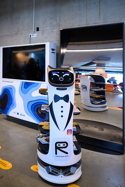 Robot Äripäeva konverentsil Teeninduse maasikad Robot KettyBot teenindab külalisi Äripäeva teeninduse konverentsil Teeninduse maasikad, Filmimuuseumis
