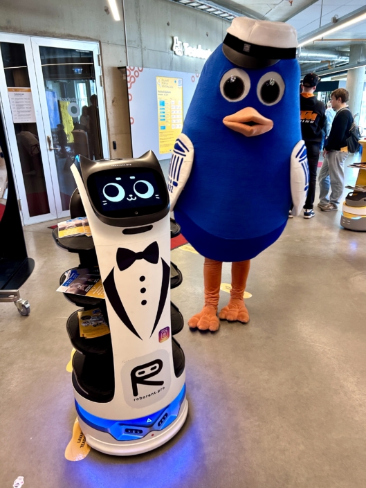 Tartu Ülikooli Tibu Tiksu ja robot BellaBot Tartu Ülikooli maskott Tibu Tiksu ja Roborendi BellaBot robot tervitamas külastajaid üritusel.