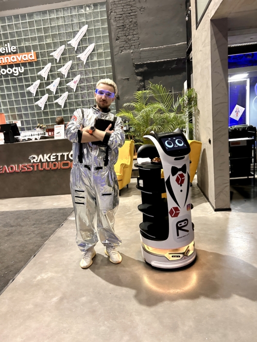 Bellabot ja Kettybot robotid DPD uusaasta galal Rakett69 Stuudios