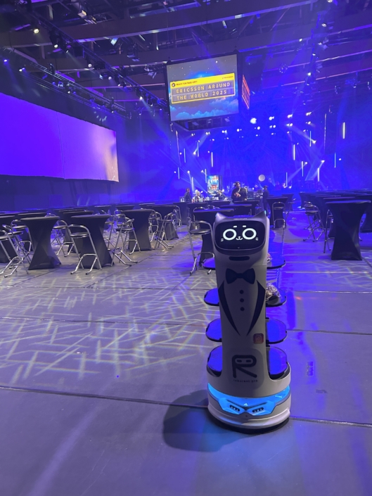 Bellabot ja Kettybot robotid Ericsson uusaasta galal Tondiraba jäähallis