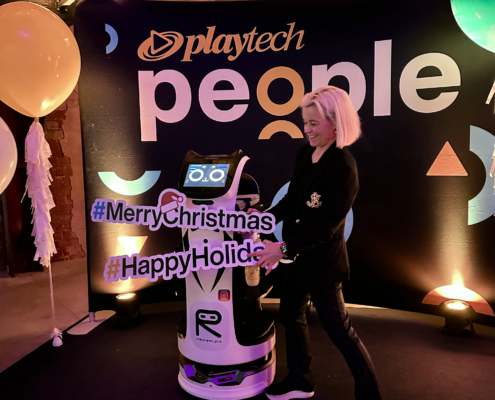 BellaBot teenindusrobot firmapeol | Roborent BellaBot teenindusrobot firmapeol külalisi teenindamas