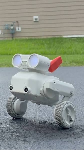 beni-maastikurobot-murul.jpg Beni maastikurobot looduses Beni kaamerarobot liikumas õues murul