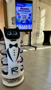 oborent tehnikud seadistavad ja hooldavad teenindusroboteid