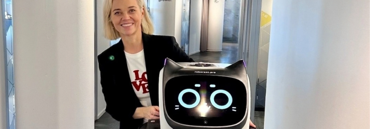 Jana Valliste koos Roborendi BellaBoti teenindusrobotiga.