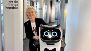 Jana Valliste koos Roborendi BellaBoti teenindusrobotiga.
