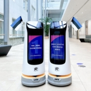 Robotid professionaalseteks tooteesitlusteks Robot pakkumas näidistooteid tooteesitlusel külastajatele