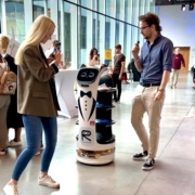 BellaBot Haridustreffil Haridustöötajate Liidule intervjuud andmas BellaBot Inseneriakadeemiaga Haridustreffil ERM-is
